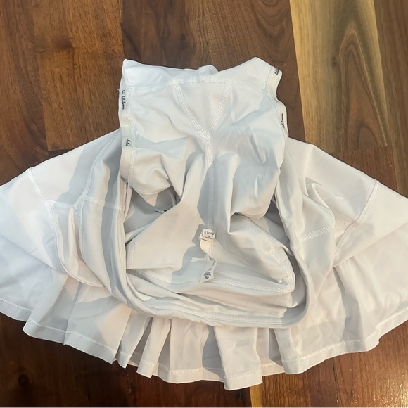 Lululemon Circuit Breaker Size 8 skirt - Picture 5 of 5